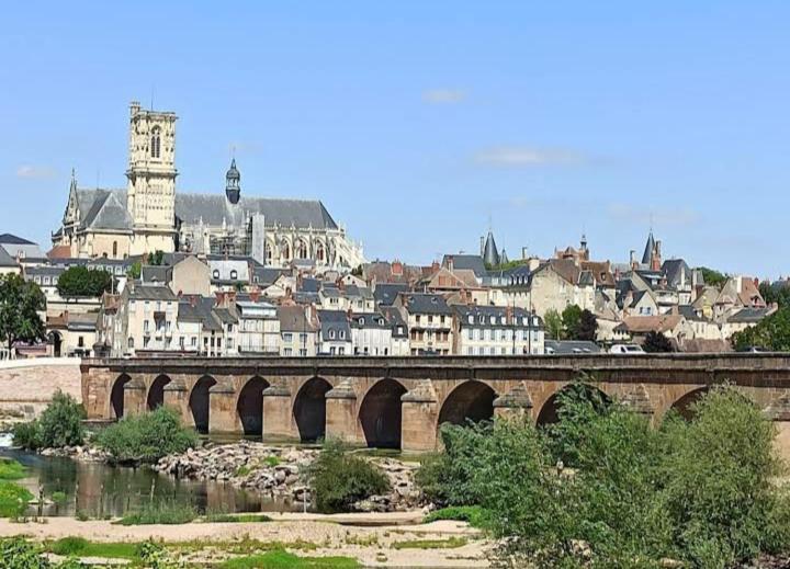 La Maison Rose 2 Chambres Avec Lit Pour 2 Personnes Et 2 Salles De Bains Невер Екстер'єр фото